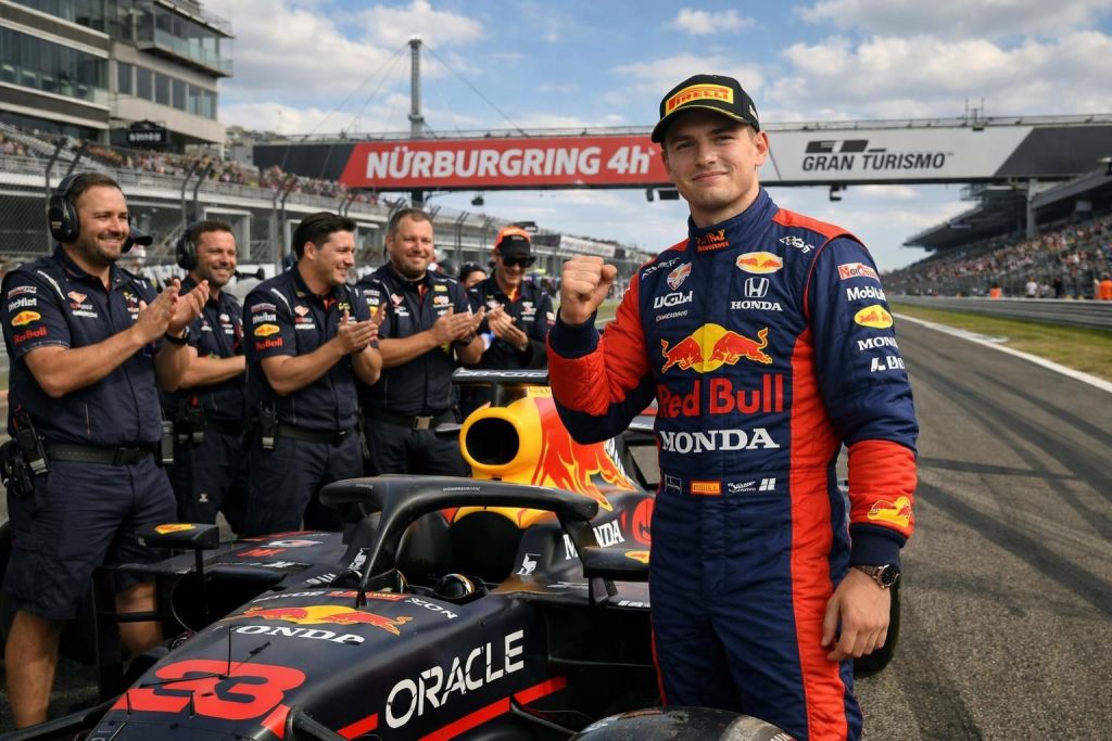 revivez la victoire spectaculaire de max verstappen aux 4 heures du nürburgring, une performance d'endurance exceptionnelle sur le légendaire circuit allemand.