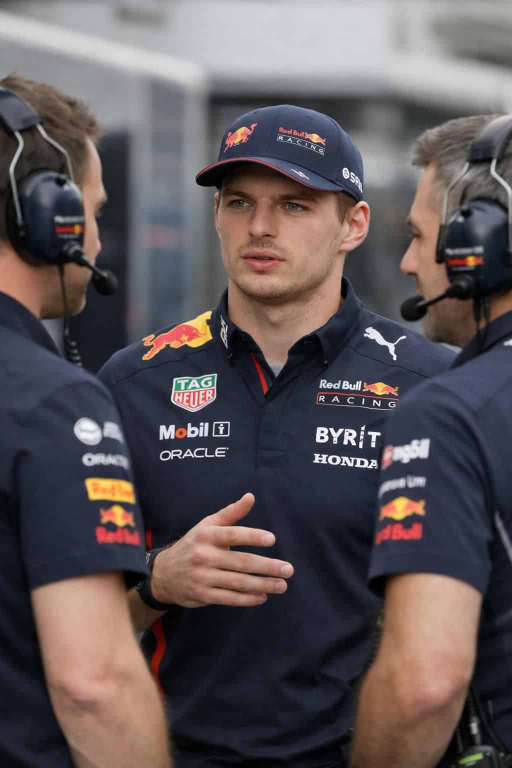 découvrez comment max verstappen révolutionne la f1 en captivant et en provoquant les fans modernes, avec une franchise sans compromis.
