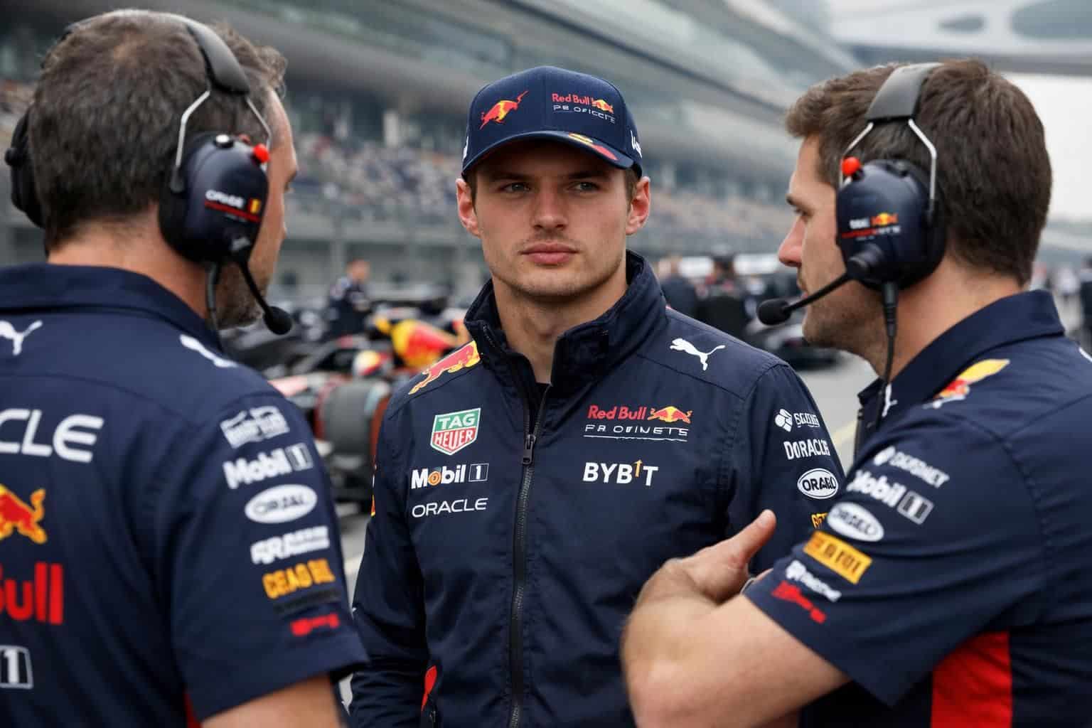 découvrez les réactions de max verstappen sur les nouvelles règles de la formule 1 2026, qu'il critique vivement en qualifiant le projet de « blague ».