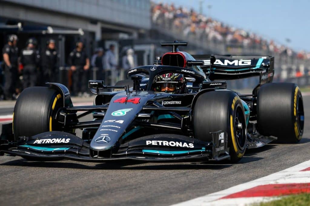 découvrez comment lewis hamilton a retrouvé sa vitesse de croisière en formule 1 après une saison 2025 difficile, marquée par des défis et des succès renouvelés.
