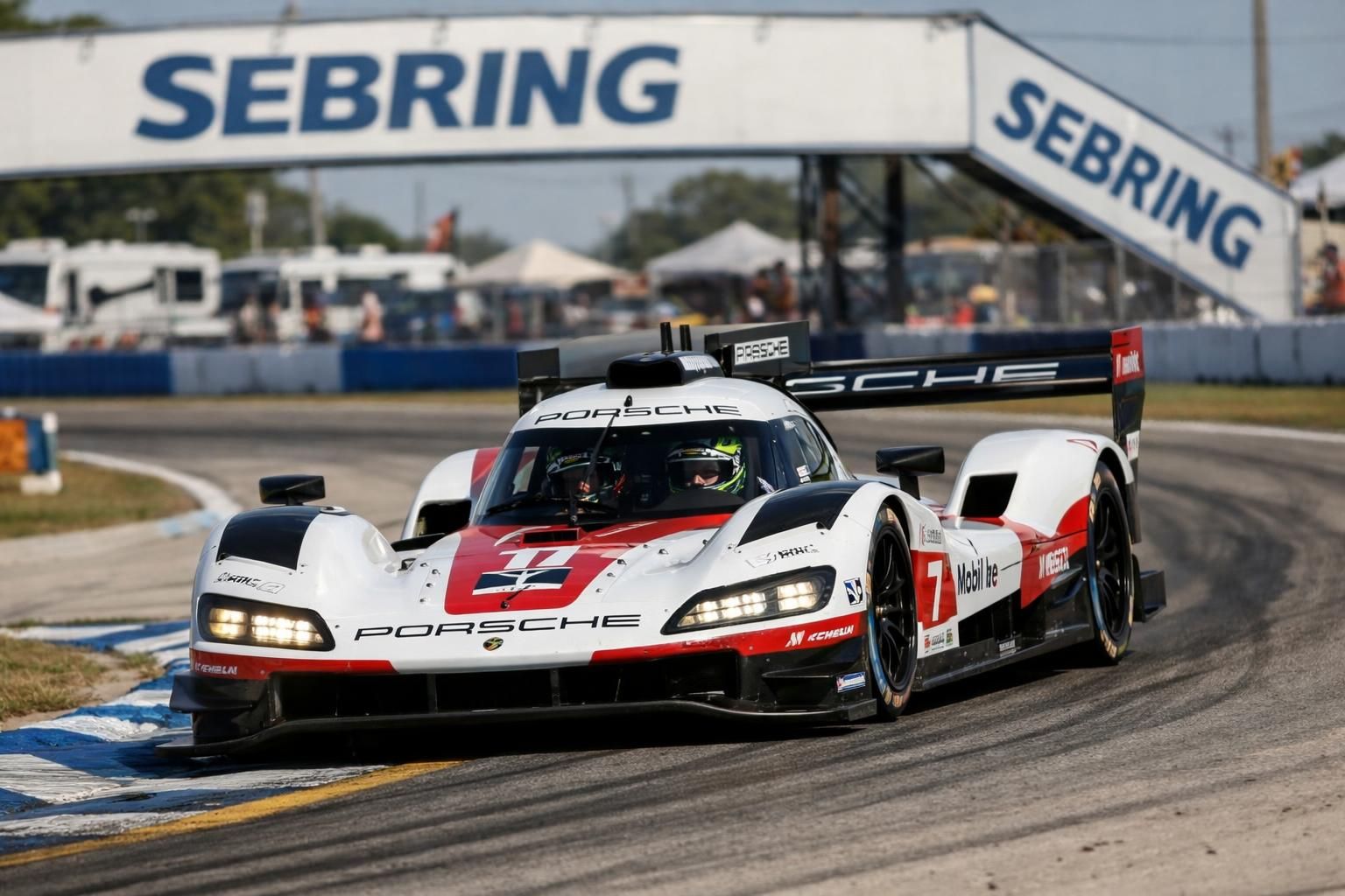 porsche remporte une victoire éclatante à sebring avec un doublé, tandis qu'alpine annonce officiellement le départ de bruno famin vers l'aco, marquant un tournant important dans le monde de la course automobile.