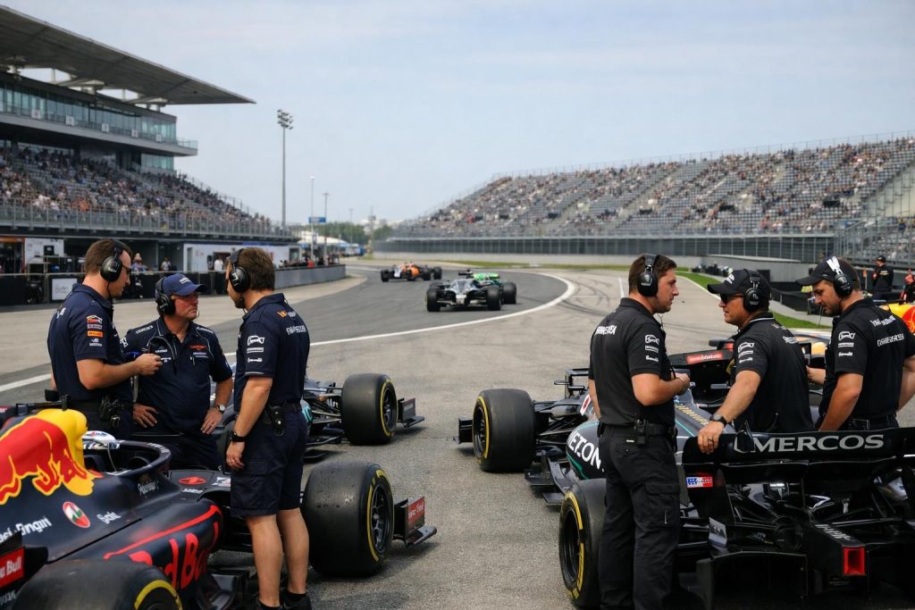 découvrez comment la guerre en iran influence le championnat de f1, entraînant moins de courses lucratives et des répercussions majeures sur la compétition.