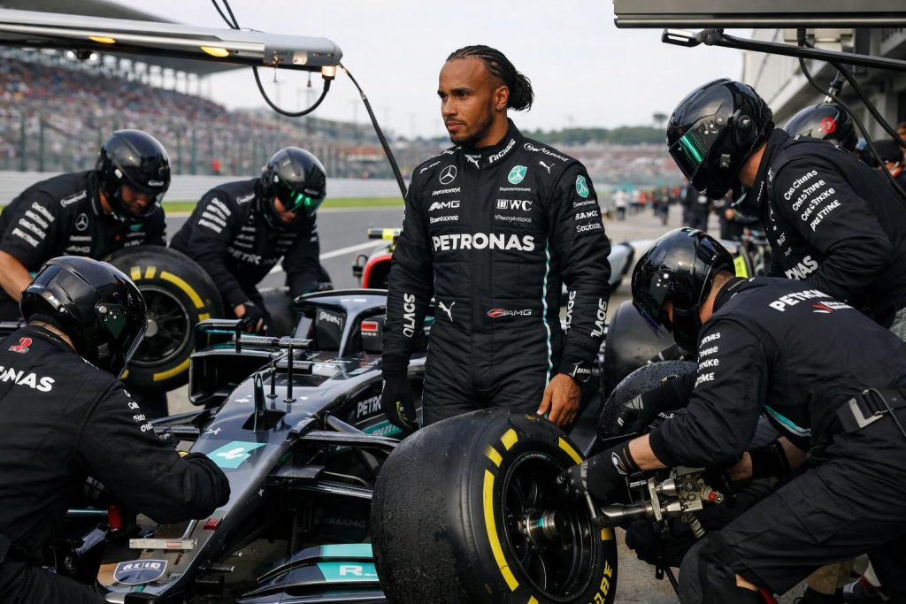 revivez le pit-stop exceptionnel d'hamilton lors du grand prix du japon en f1, un moment clé qui a marqué la course. analyse et détails dans le mag.