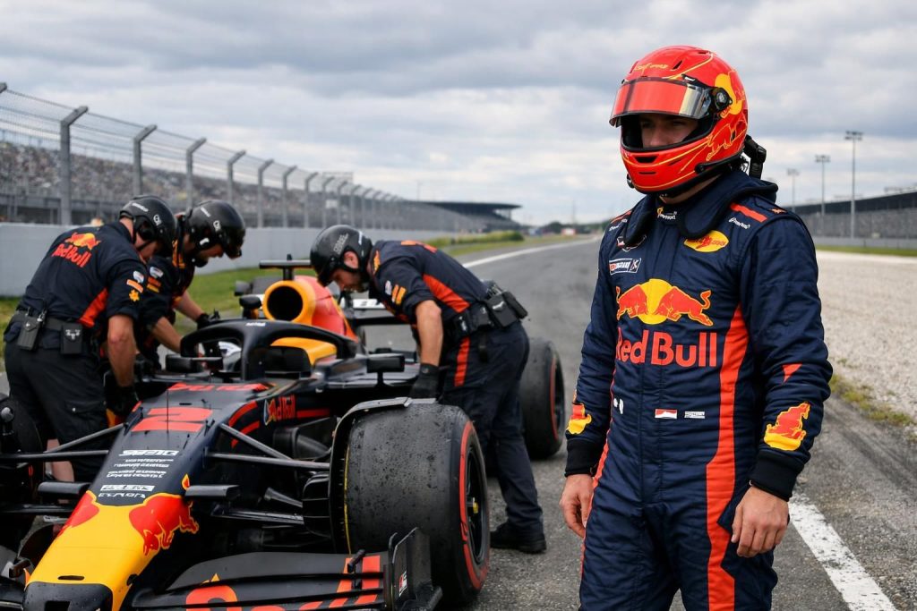 découvrez comment max verstappen fait face à une nouvelle épreuve en formule 1 avec un revers inattendu qui met à l'épreuve le talent du pilote néerlandais.