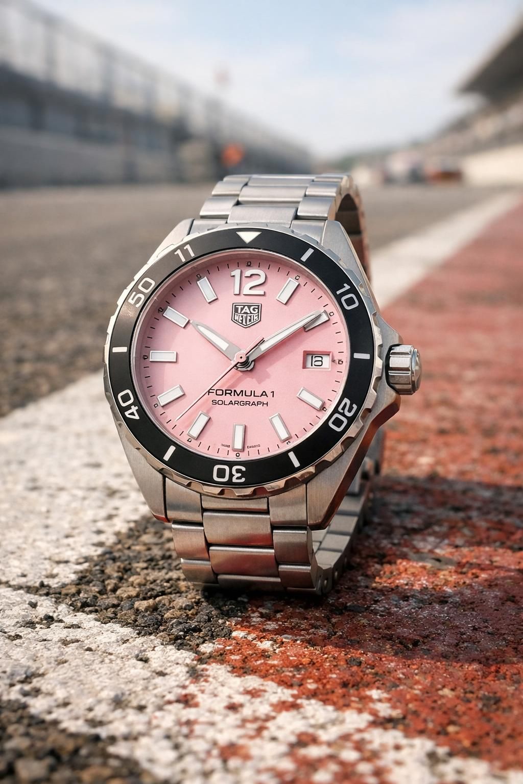 découvrez la nouvelle collection formula 1 solargraph de tag heuer, repensée pour sublimer les femmes avec des modèles variés alliant élégance et innovation solaire.