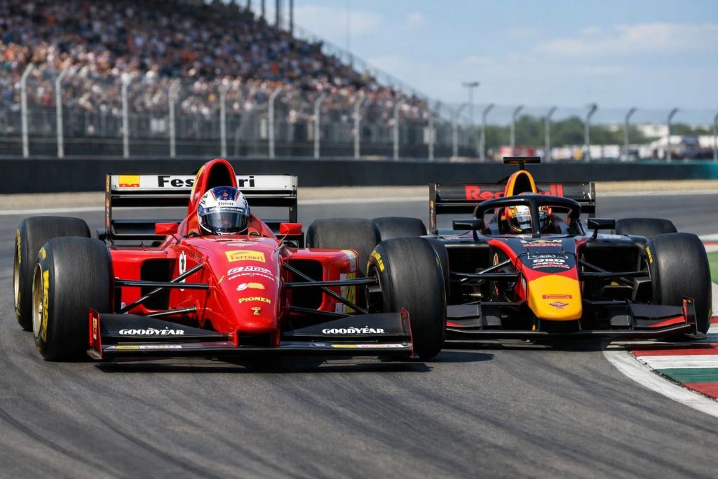 revivez un moment unique en formule 1 où esteban ocon réveille la légendaire ferrari 1995 de jean alesi lors d’un duel amical intense avec hadjar et d’autres pilotes.
