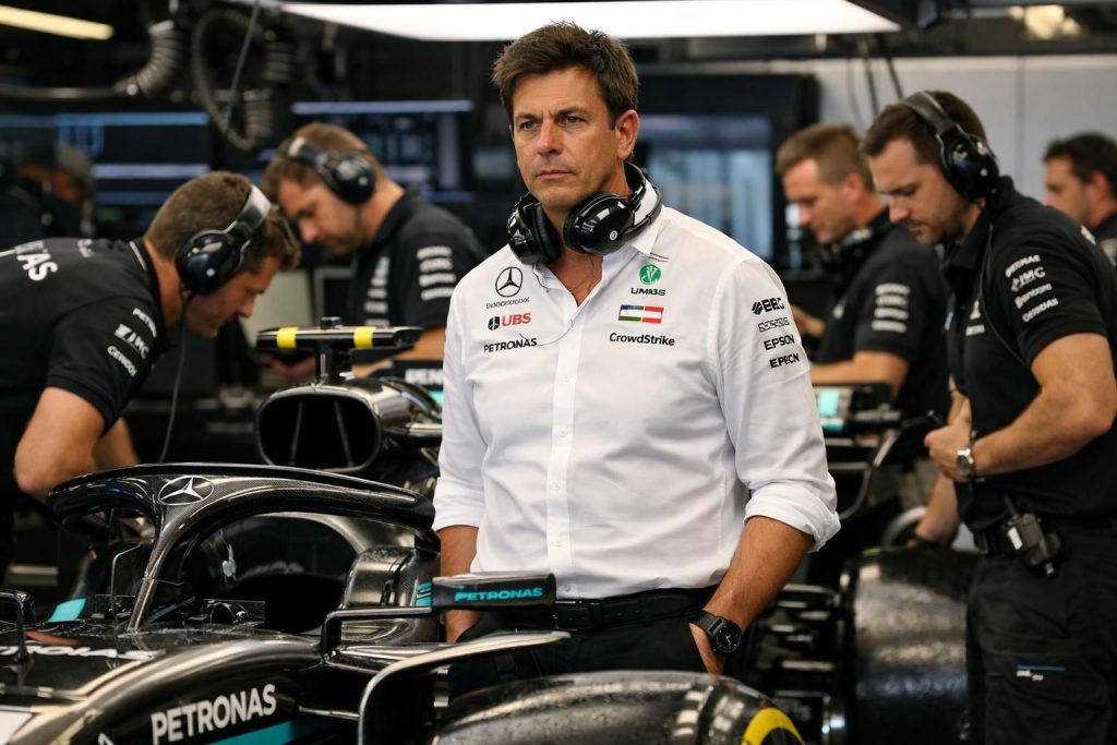 mercedes fait face à un nouvel échec majeur sur un élément clé de ses voitures, toto wolff lance un avertissement crucial pour l'équipe et les fans.