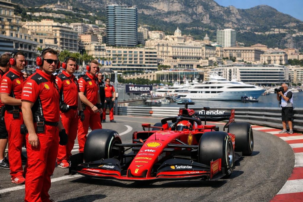 découvrez comment ferrari consolide sa confiance à monaco avant le grand prix de f1, prêt à dominer la course sur ce circuit emblématique.