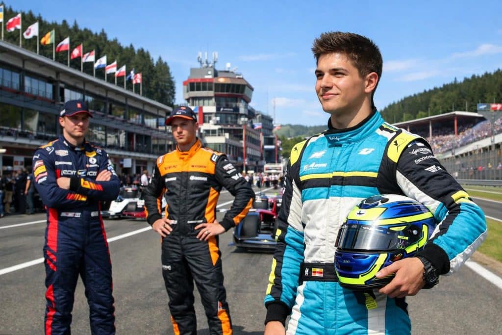 kimi antonelli décroche la pole position à spa lors de la formule 1, devançant de justesse max verstappen et lando norris pour une course prometteuse.