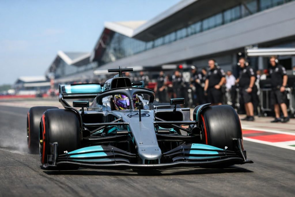lewis hamilton s'impose avec le meilleur temps lors de la séance d'essais unique en grande-bretagne en formule 1, démontrant sa domination sur le circuit.