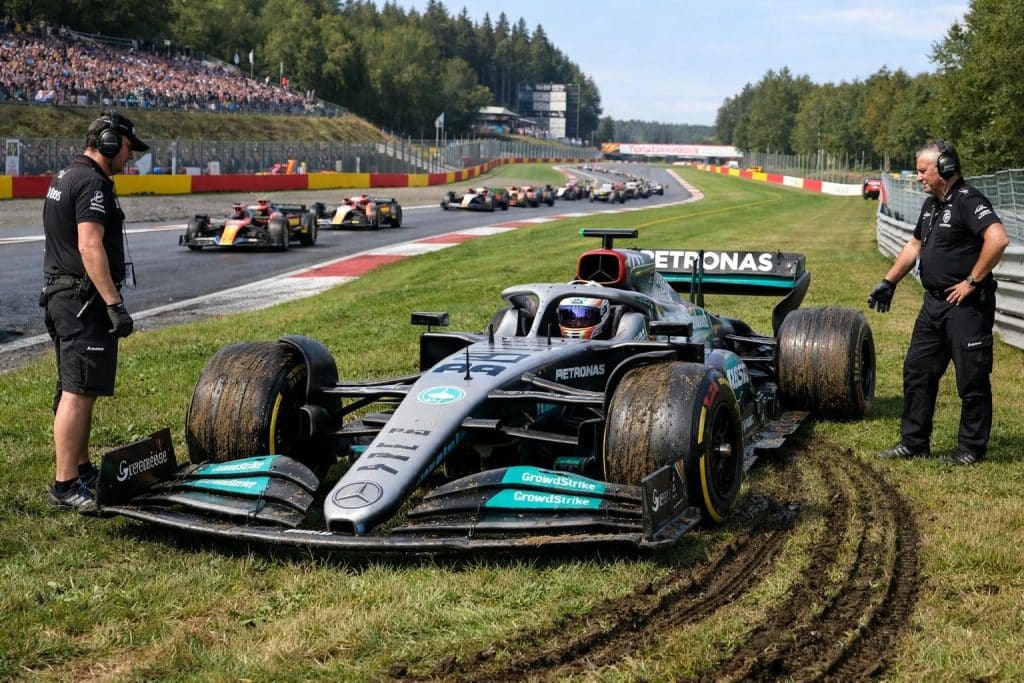 revivez en vidéo la spectaculaire sortie de route et l'abandon de george russell dès le premier tour du grand prix de formule 1 à spa.
