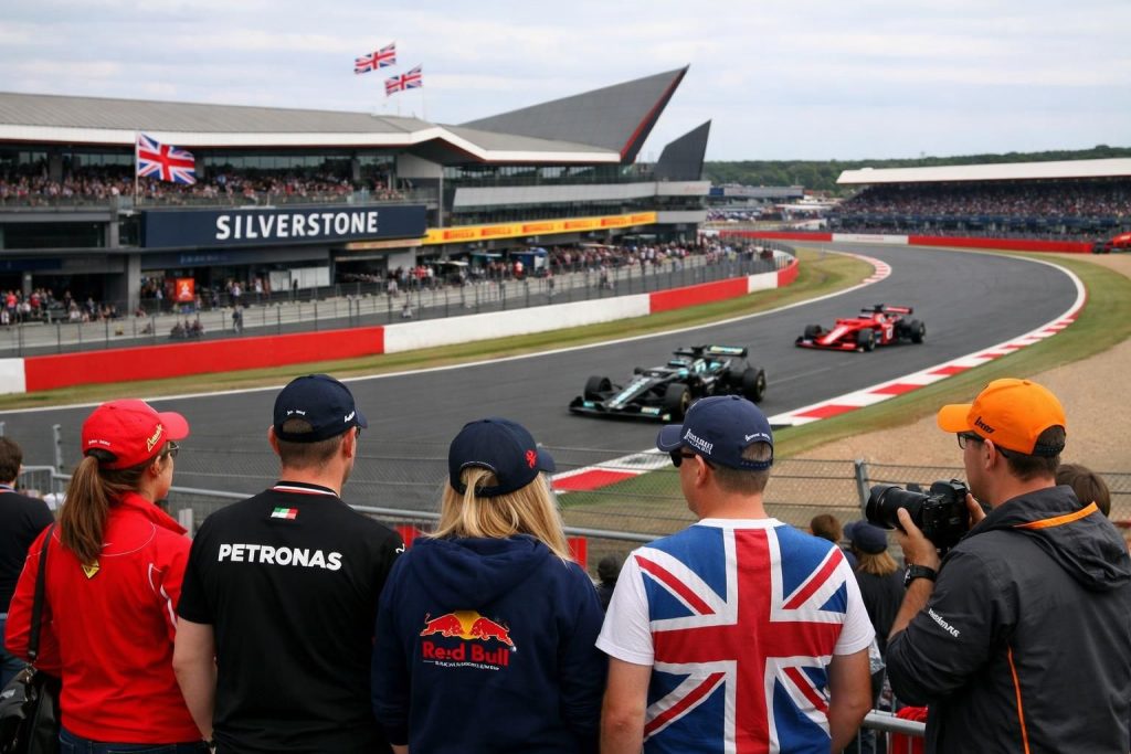 découvrez l'histoire fascinante de silverstone, le berceau mythique de la formule 1 britannique, à travers un voyage captivant au cœur de ses souvenirs et légendes.