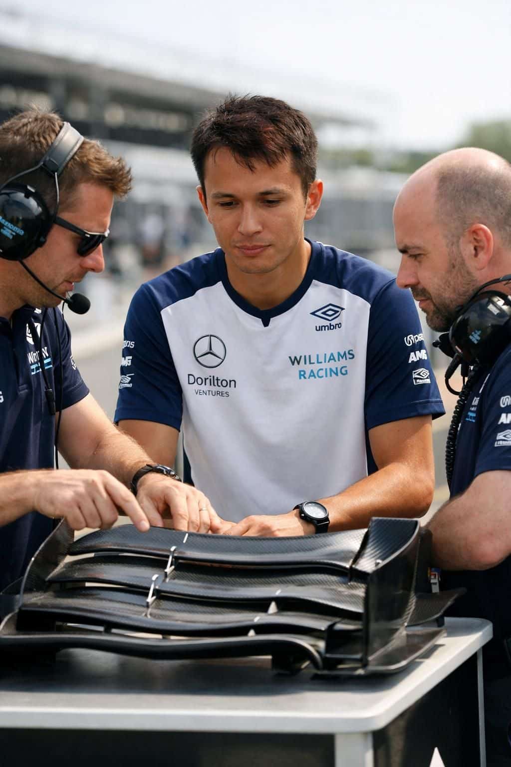 alexander albon est officiellement confirmé chez williams pour la saison 2027 de formule 1, assurant sa présence au volant pour une nouvelle année.