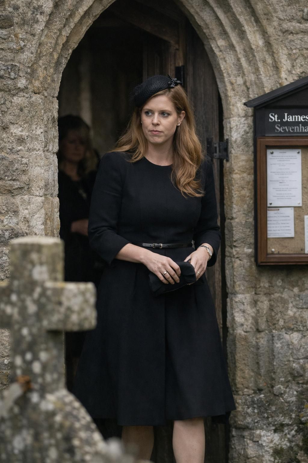 découvrez l'hommage émouvant de la princesse beatrice aux funérailles de l'ex-partenaire de sa mère, marquées par l'absence notable de sarah.