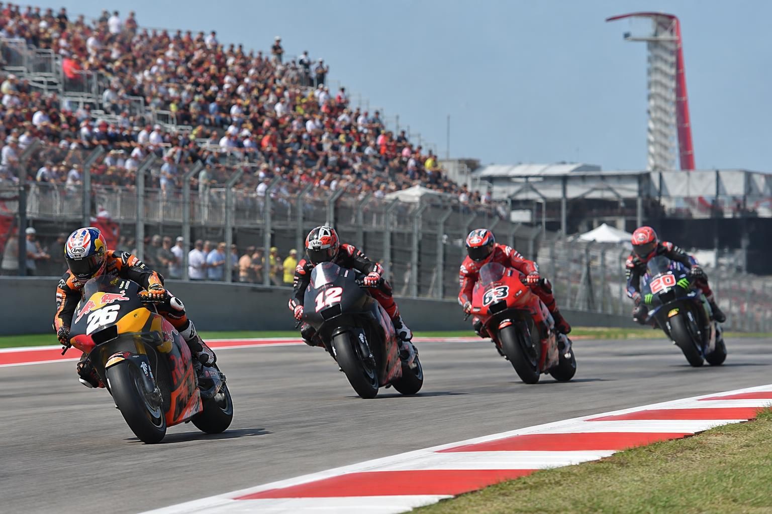 dani pedrosa est attendu au grand prix des états-unis de f1, accompagné de trois invités. découvrez les détails de sa présence à austin.