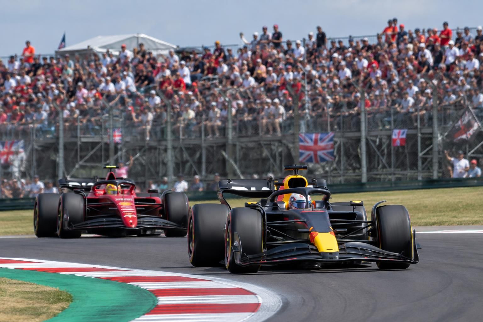 revivez le grand prix de grande-bretagne dans l’épisode 4 de f1 kids : les moments forts de la course expliqués simplement pour les jeunes fans.