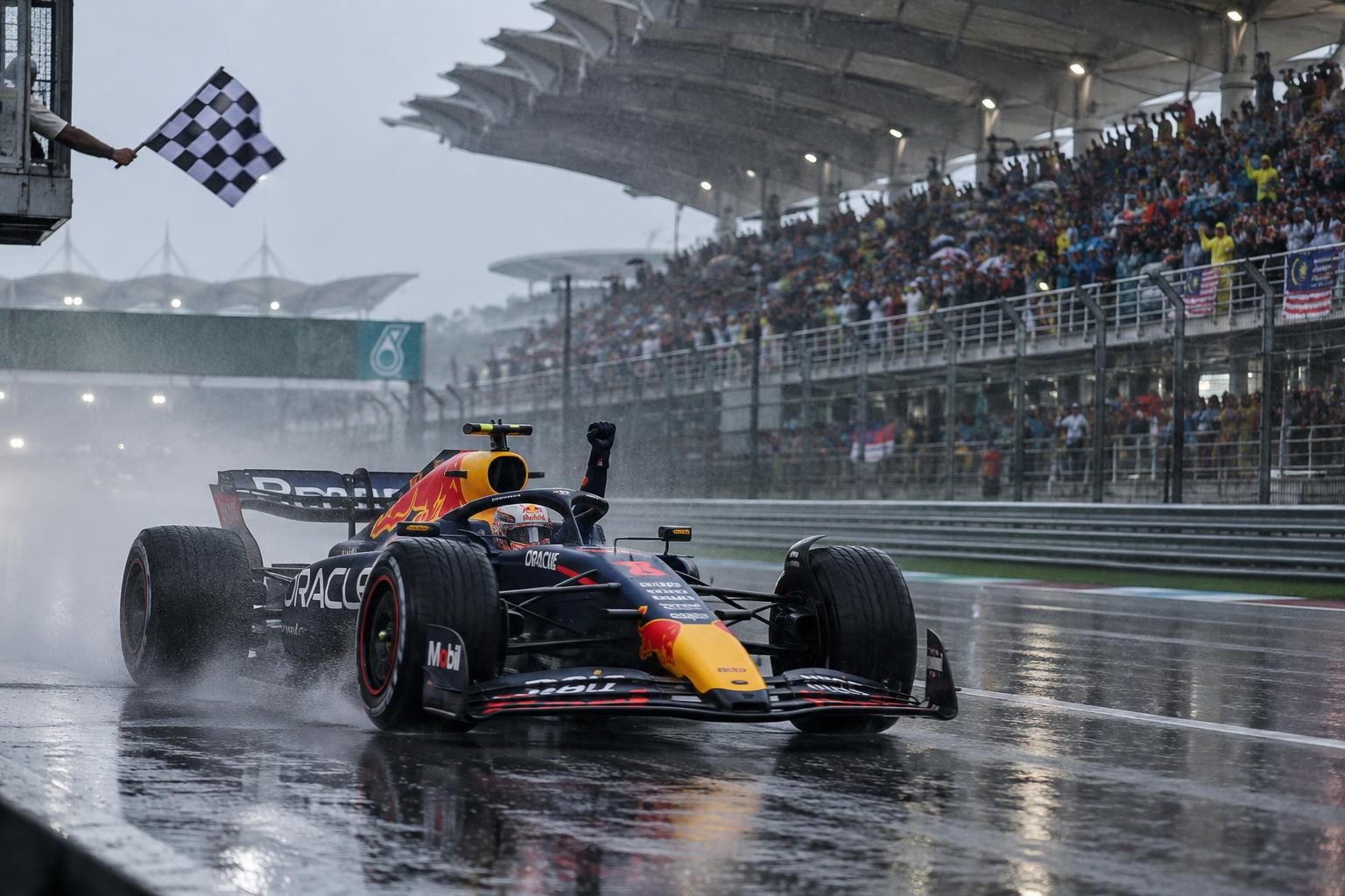 au grand prix de malaisie, max verstappen remporte sa première victoire de la saison après une course maîtrisée.