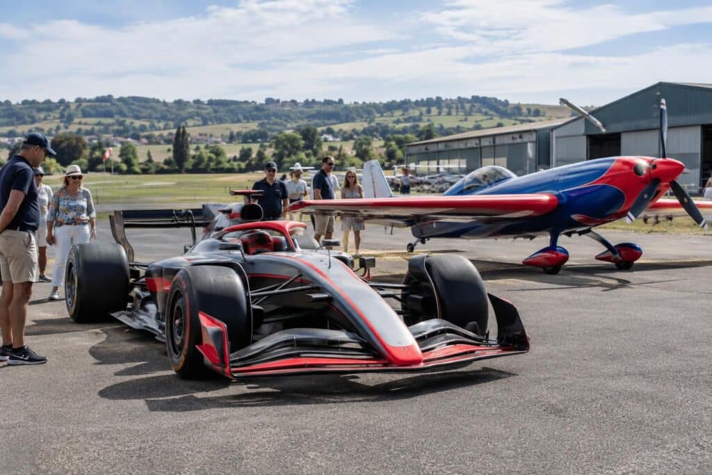 près d’agen, admirez une monoplace audi de formule 1 et un avion de compétition lors d’une découverte qui ravira les passionnés de vitesse.